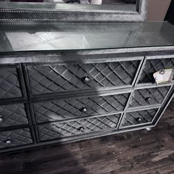 Dresser With Mirror