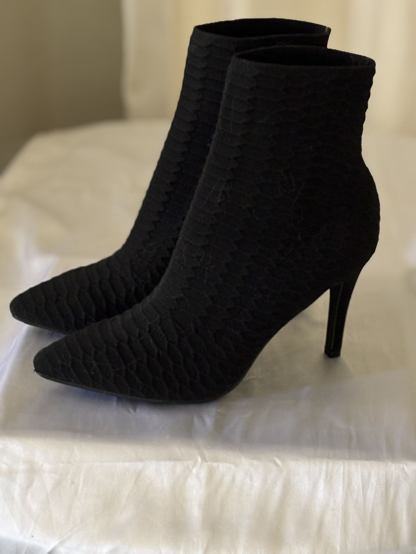 Express Sz 9 Black Boots - Excellent Condition Retails 89$