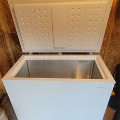 Insignia Chest Freezer 10.2 Cu. Ft