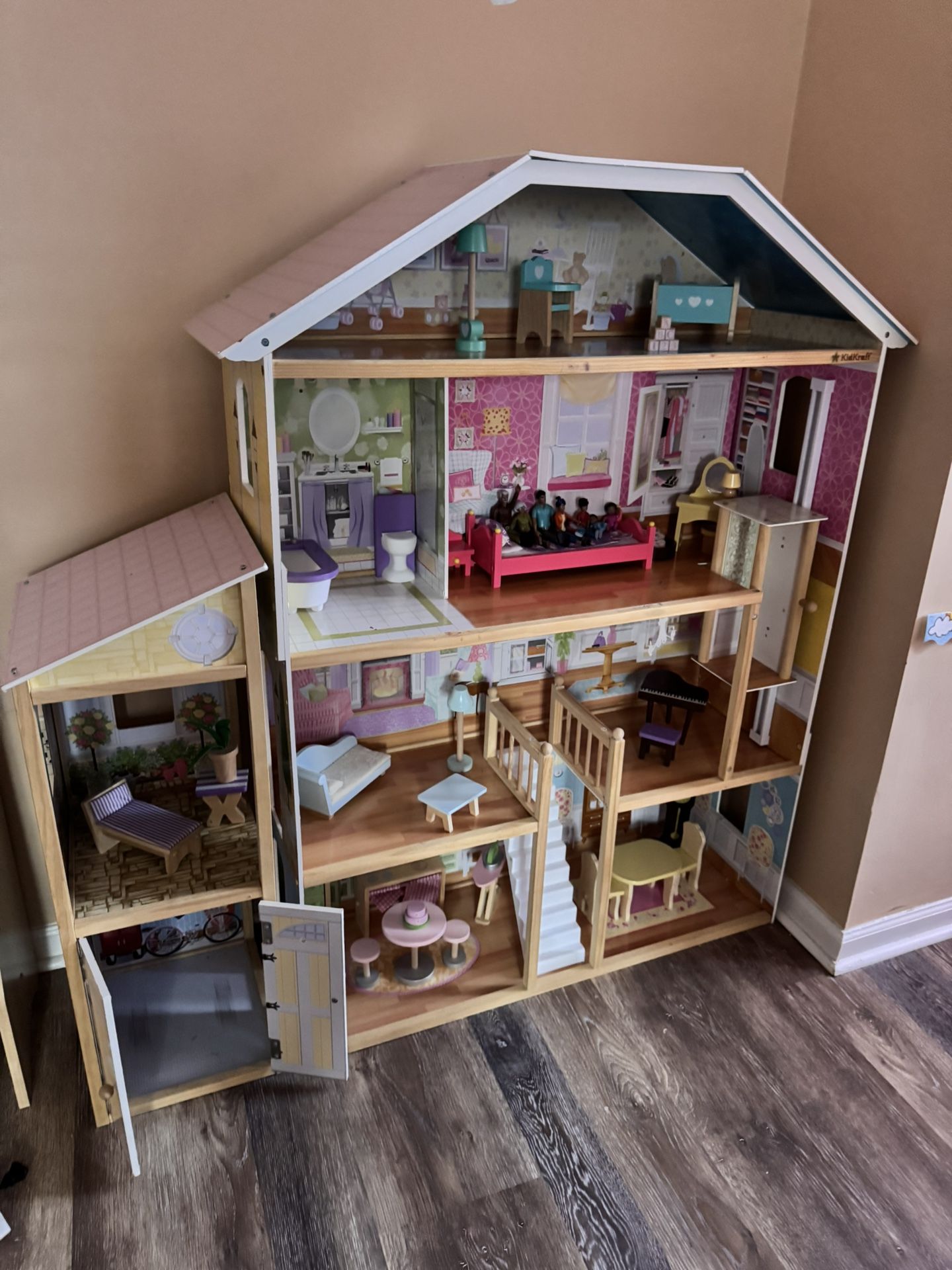 4 Ft Tall Doll House With Accessories