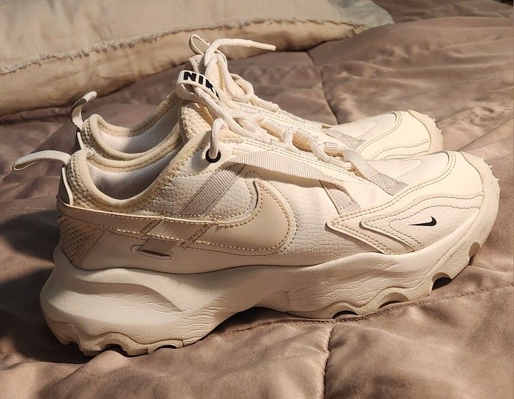 NIKE WOMENS TC SIZE 6.5