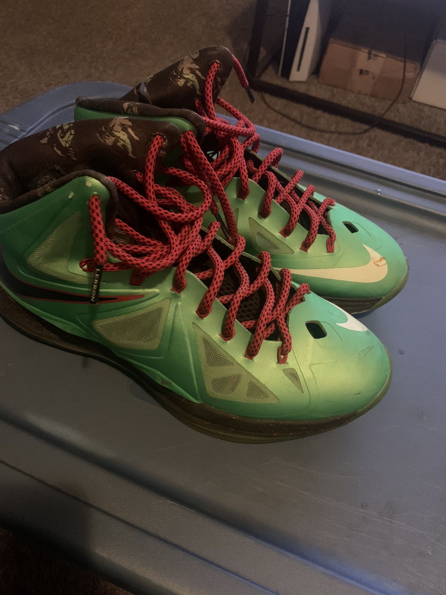 Men’s Lebrons Size 9.5