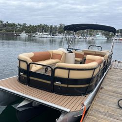 2015 Pontoon Tritoon 25 FT Bentley Brand New Flooring/ Seats/ Good Engine , Trailer