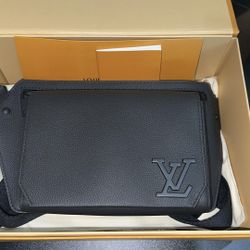LV Men’s Takeoff Sling Bag