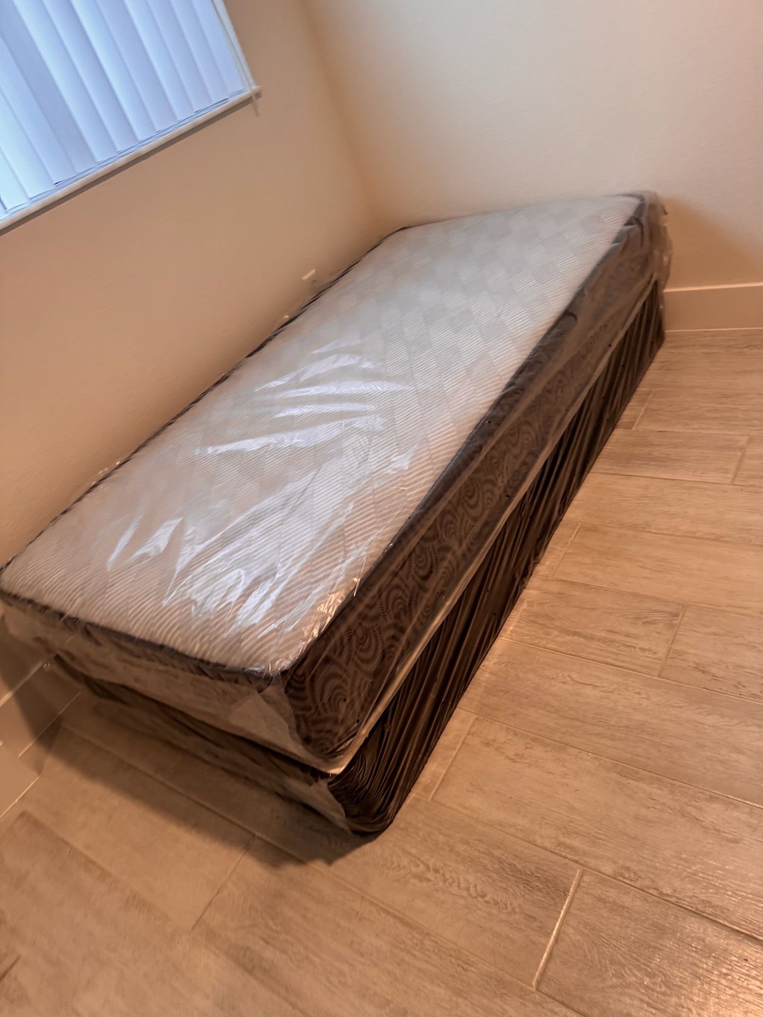 Twin mattress and box spring set (2pc new)