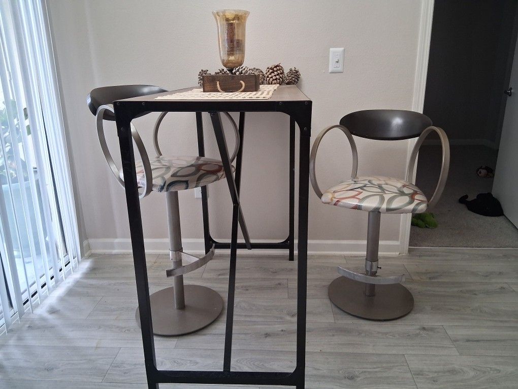 Dinner Room Table And Stools 