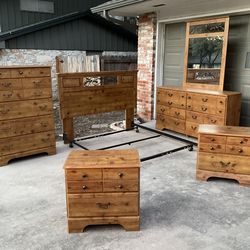 Spectacular SIX Piece QUEEN Modern Bedroom Set