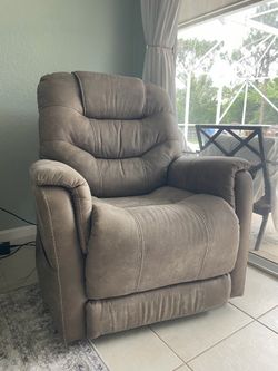 Dual motor lift chair