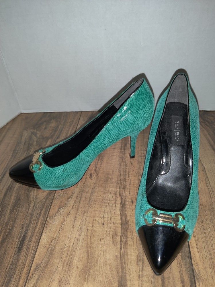 White House Black Market Samantha Teal & Black Heels Pumps Size 7M.
Has small damage on heel shown in pictures
Sold as is