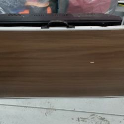 Folding compact table 