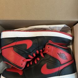 Air Jordan 1 Mid Alternate Bred