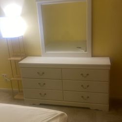 Dresser With Mirror 