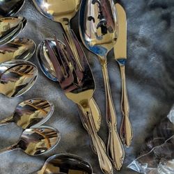 Berkeley Square (Stainless)
by Oneida Silver