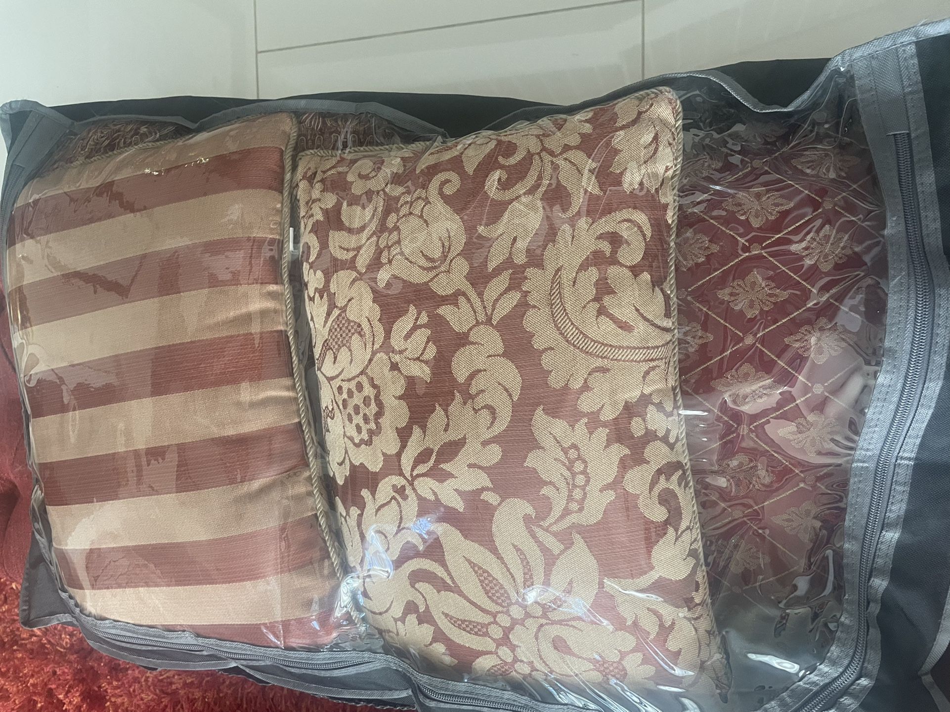 Queen Sized Comforter Set With Pillows