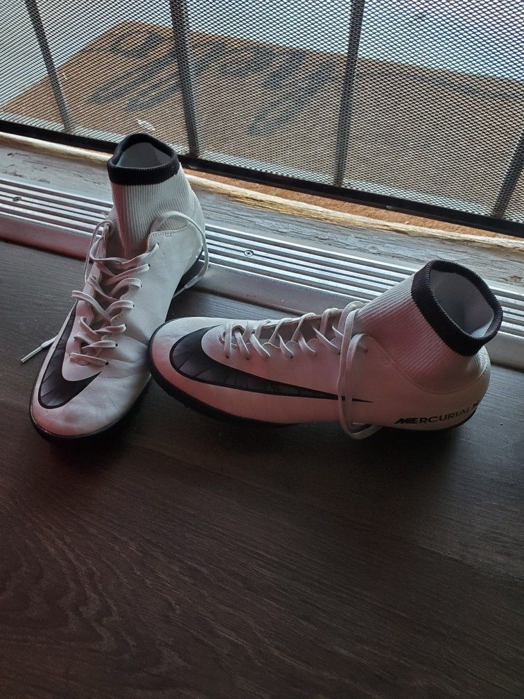 Indoor Soccer Shoes Sz 6.5 Youth