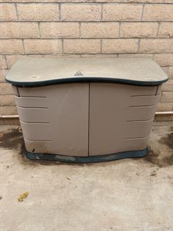 Outdoor storage containers