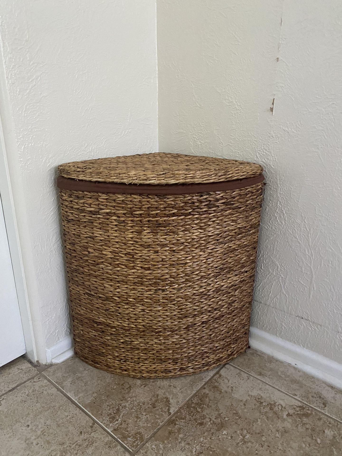 Brown Corner Wicker Laundry Hamper w/Lid & Cloth Liner