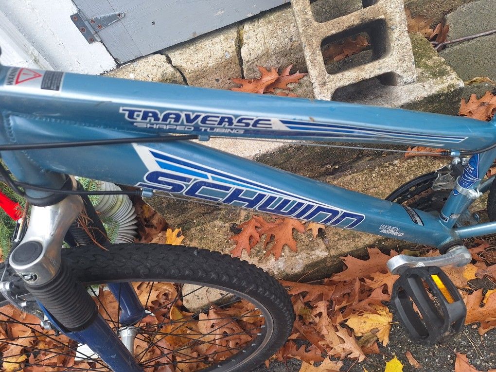 SCHWINN WOMENS MOUNTAIN BIKE.