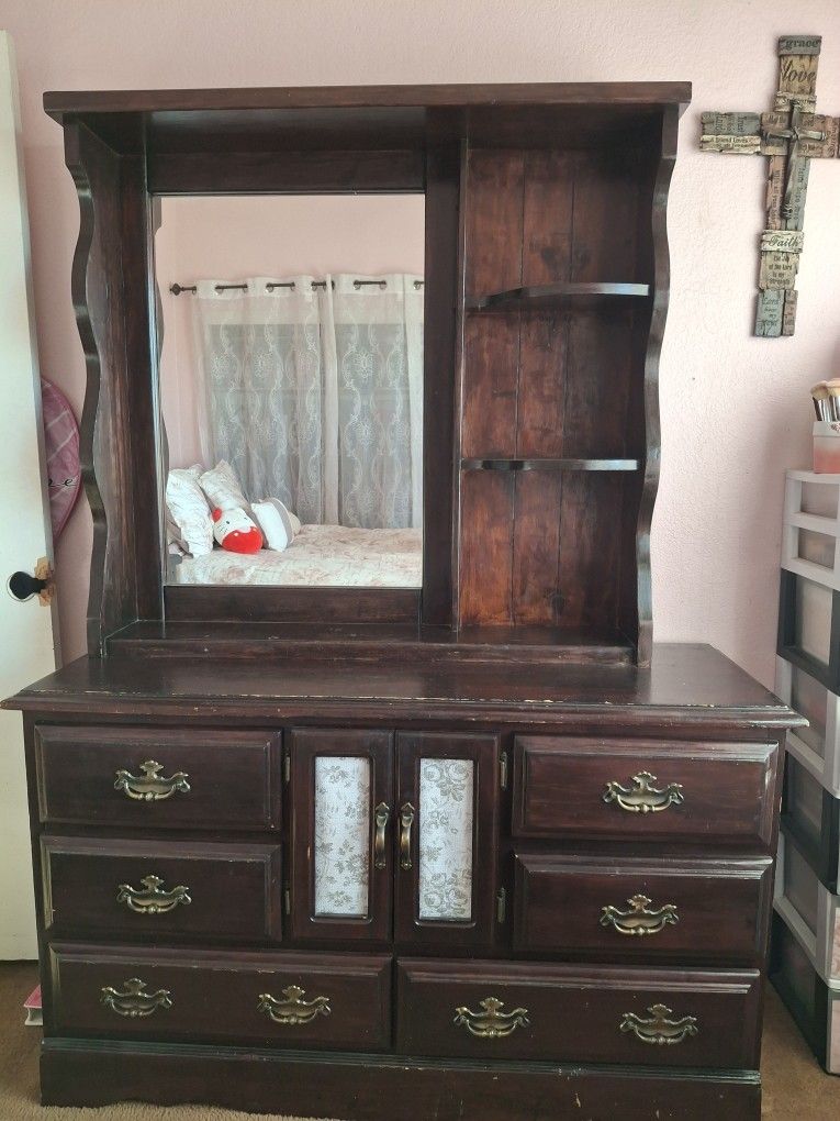 Dresser With Mirror