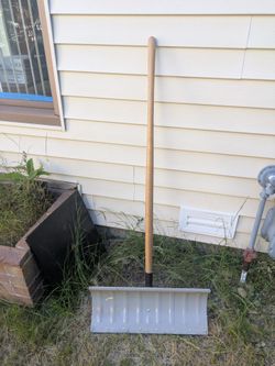 Snow shovel