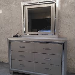 SIX DRAWERS DRESSER WITH MIRROR  LIGHT 