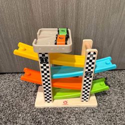 Wooden race track with 2 mini cars