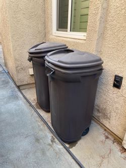 2 trash cans/used for recycling