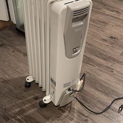 Used DeLonghi TRD40615T Full Room Oil-Filled Radiant Portable Heater