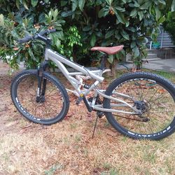 27.5 mongoose Mountain Bike....     Hydraulic Disc Brakes 