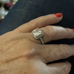 Beautiful 14K GOLD Plated With Grade AAA Zirconia .... Size 8