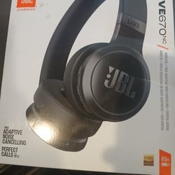 JBL Live 670NC - Wireless On-Ear Headphones with True Adaptive Noise Cancelling - 