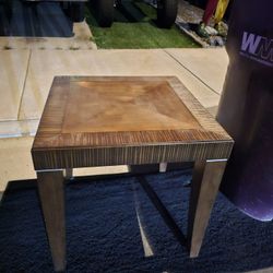 Wood End Table In Good Condition 