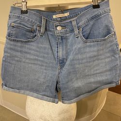 Brand New Woman’s Levi’s Mid Length Shorts Size 30