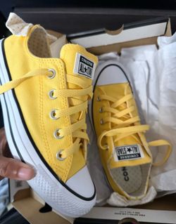 YELLOW CONVERSE SHOES ( low)