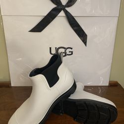 UGGS  Rain Boots  Size. 7-9-12