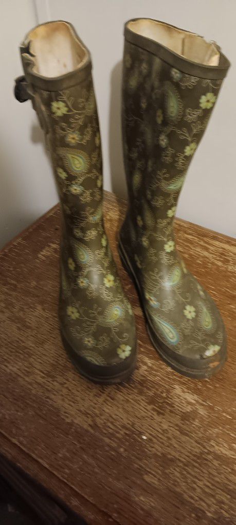 Rain Boots Size 7 Slightly Used Bit Good Shape 