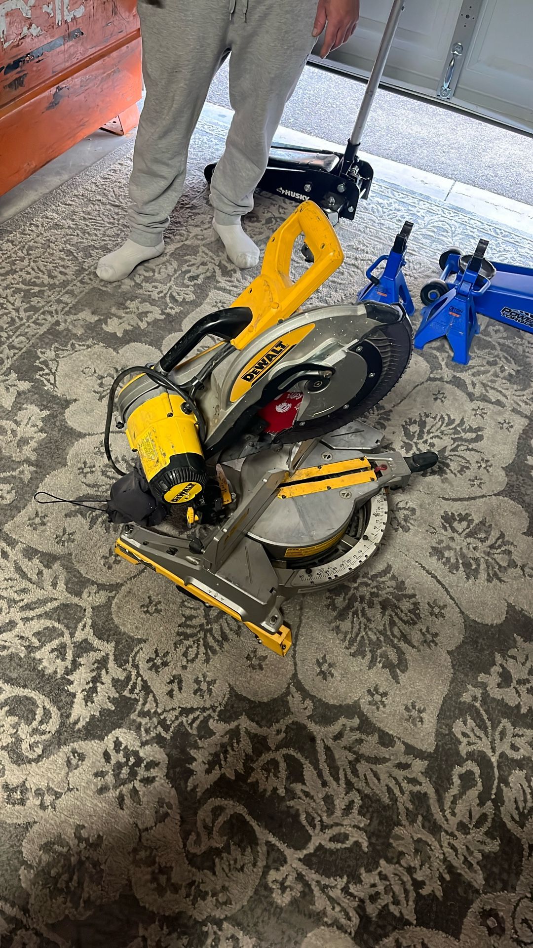 DeWALT Double-Bevel Impound Miter Saw