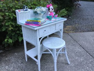 Adorable little girls desk/vanity with stool