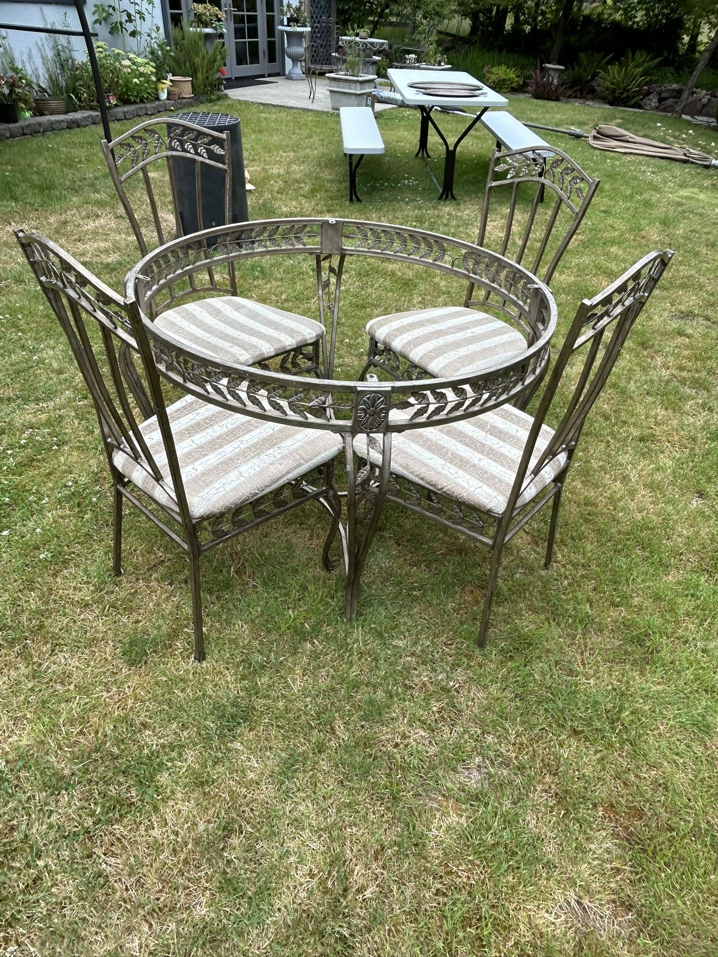 Beautiful Silver Metal Table With 4 Chairs