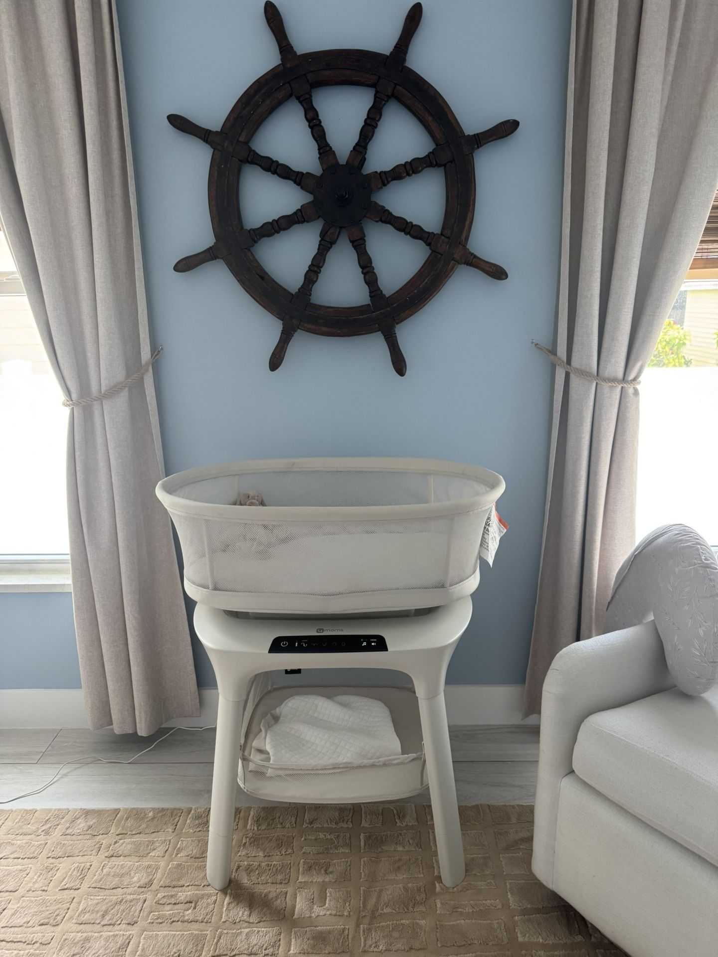 Perfect condition 4moms Baby Bassinet
