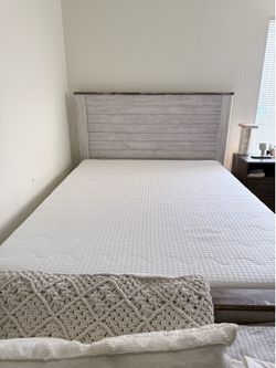 KNAPSTAD Mattress – Excellent Condition, Barely Used