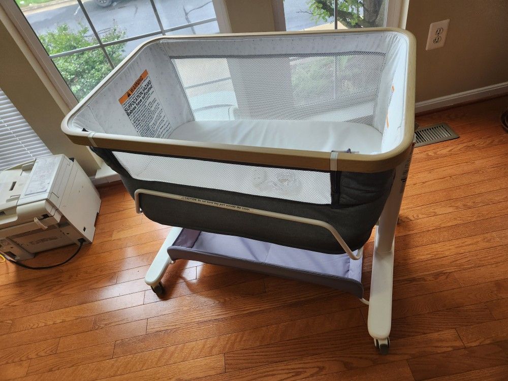 Baby Rocking Bassinet. Auto Swing.