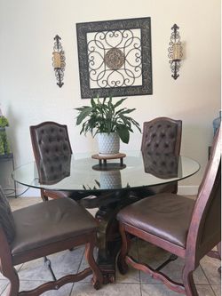 Round dinning room table with 4 chairs
