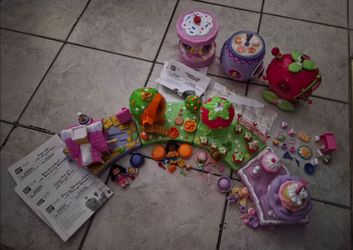 Strawberry Shortcake lands and three mobiles