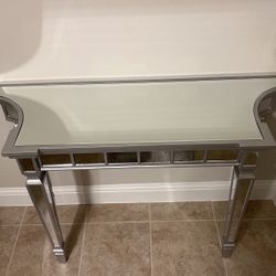 Decretive Table 