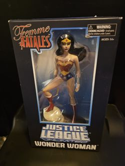 Femme Fatales Wonder Woman Vinyl Statue