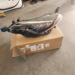 2018-2019 Toyota Corolla Left Driver Headlight Oem 