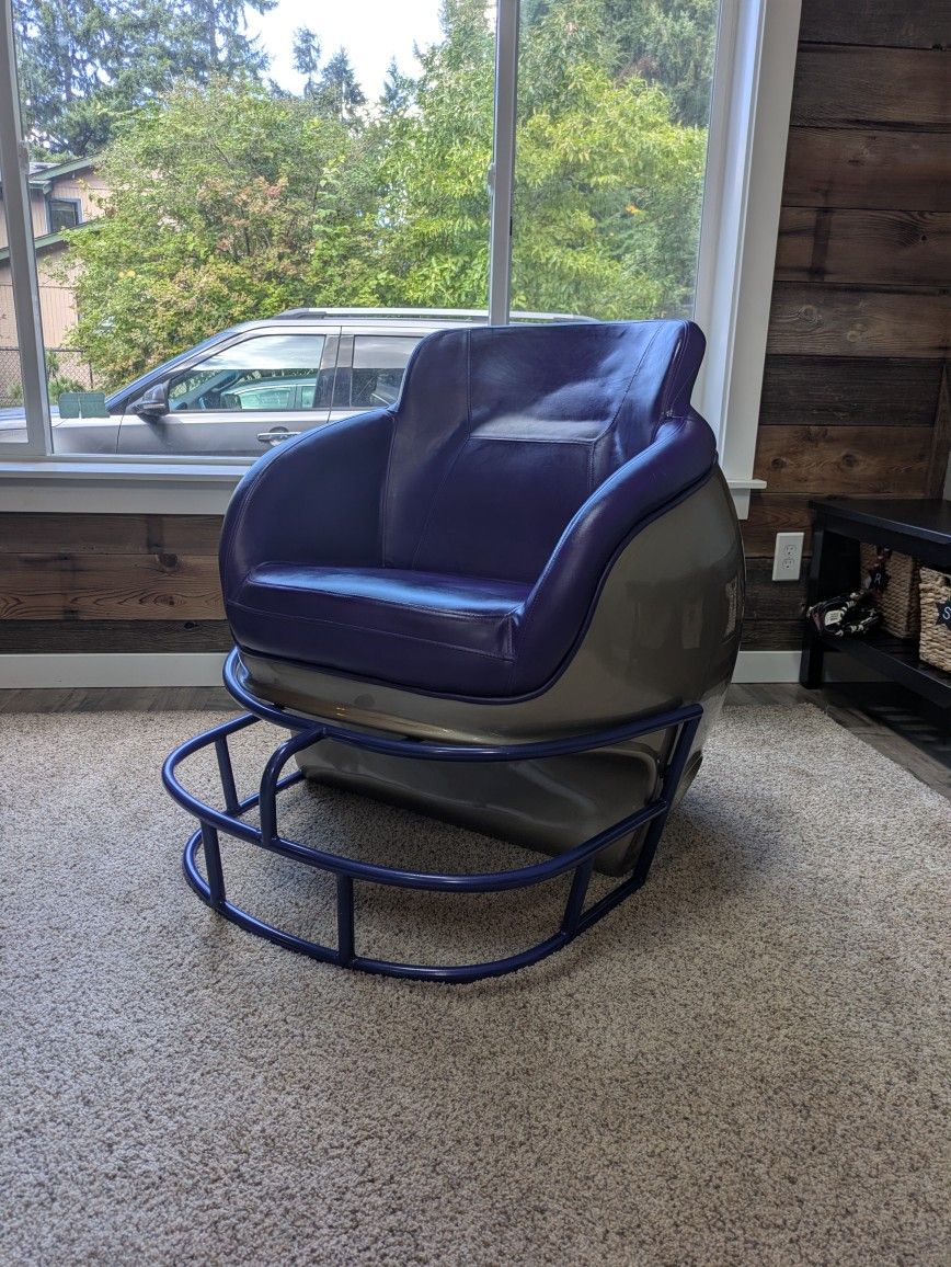 Husky Helmet Chair