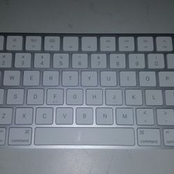 apple Magic Keyboard * Bluetooth & Rechargeable 