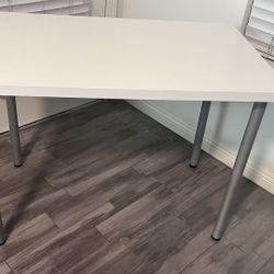 White desk/Table